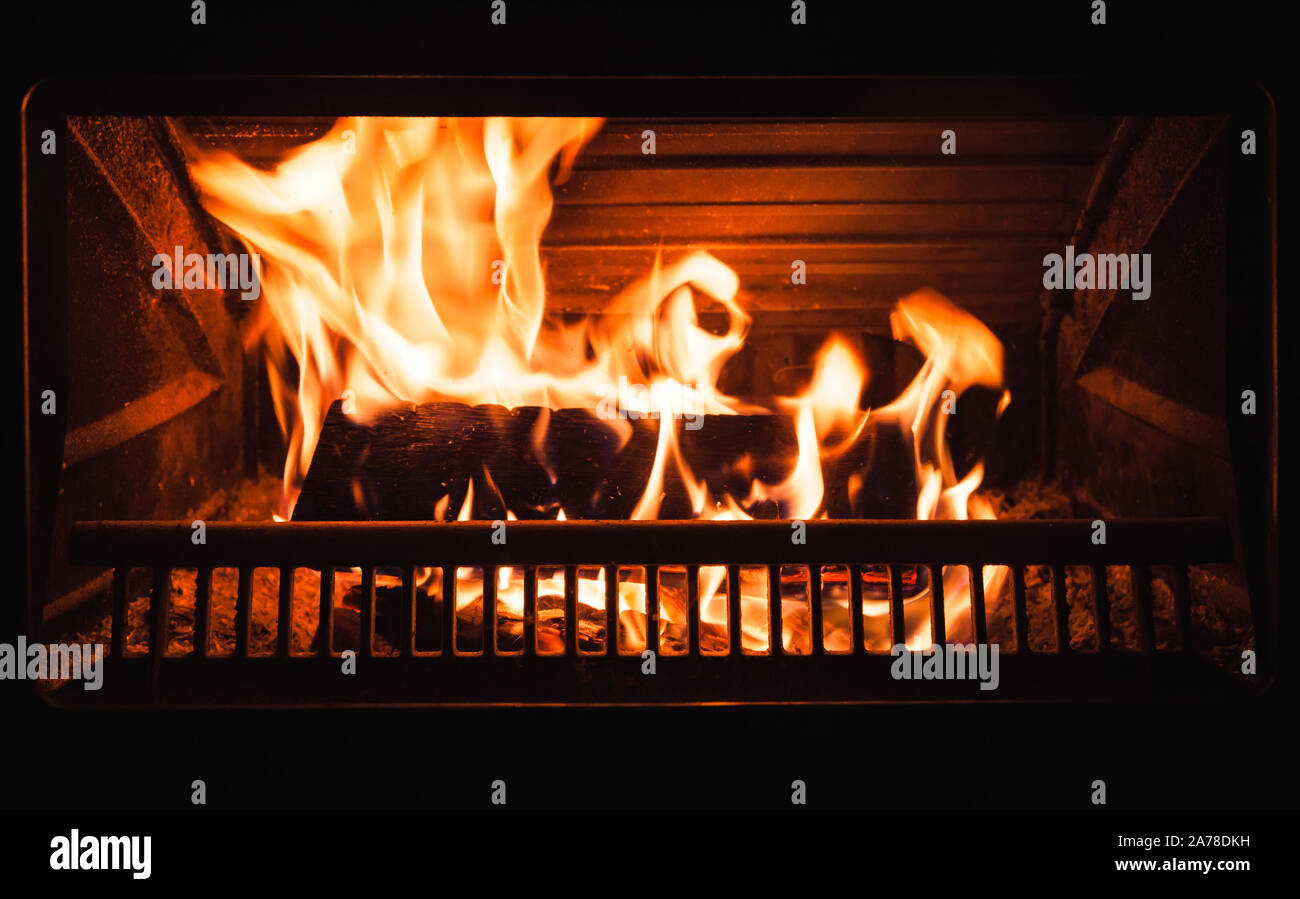 Brennholz Brennen in einem Kamin in der Nacht, Hintergrund Foto Stockfoto