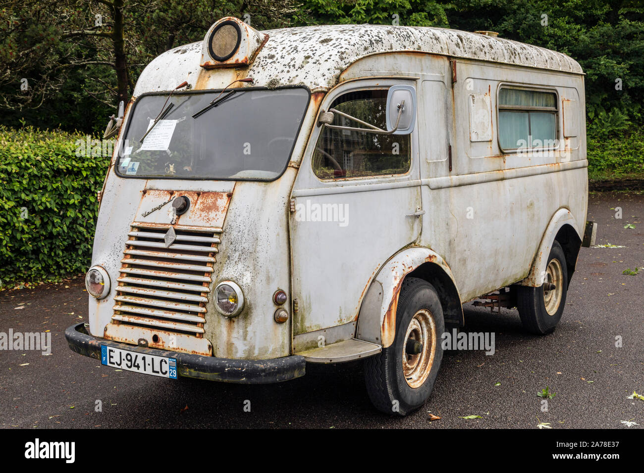 Eine alte Renault Voltigeur Wohnmobil in Locronan, Bretagne, Frankreich geparkt Stockfoto