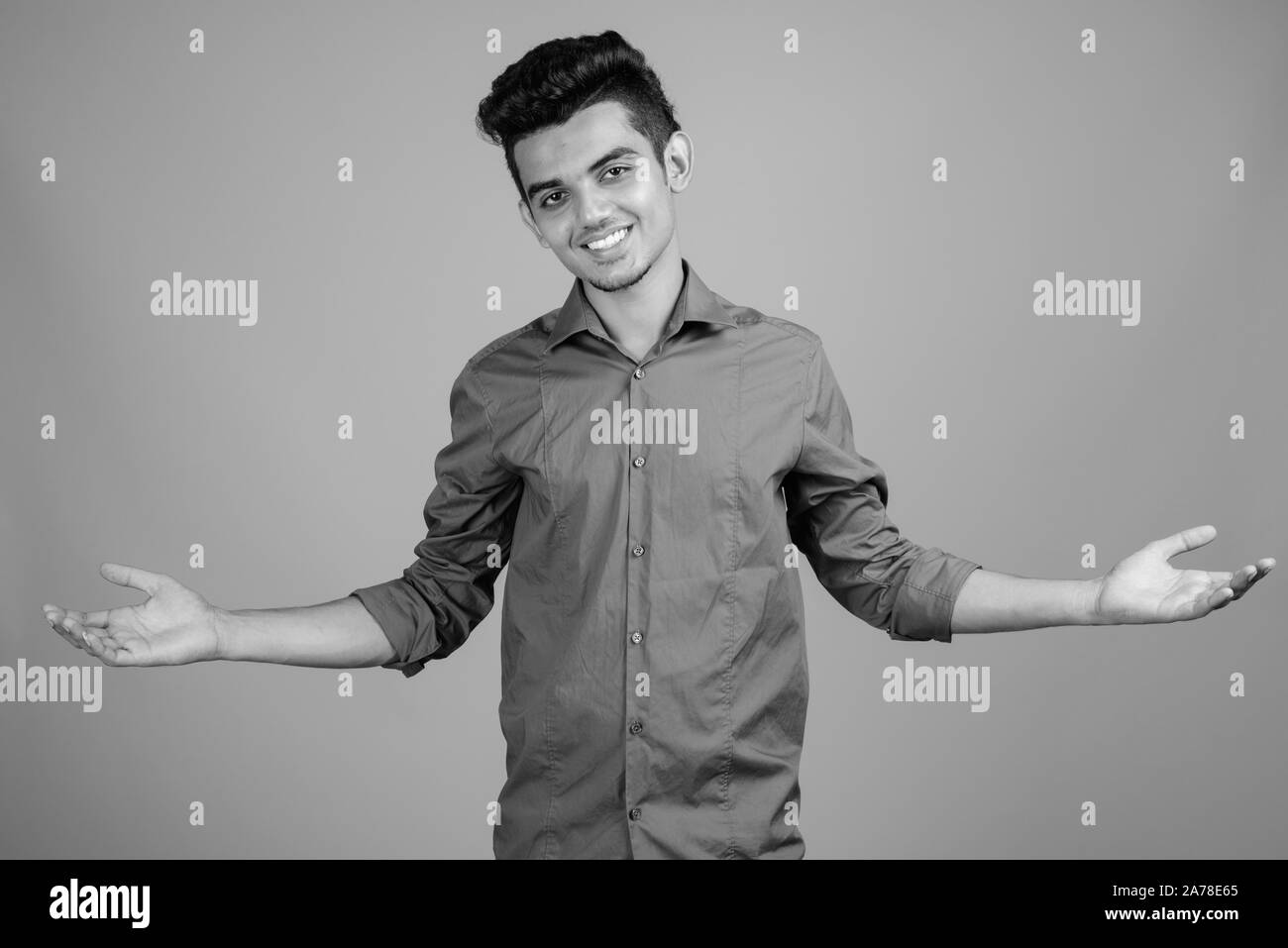 Porträt der jungen indischen Geschäftsmann in Schwarz und Weiß Stockfoto