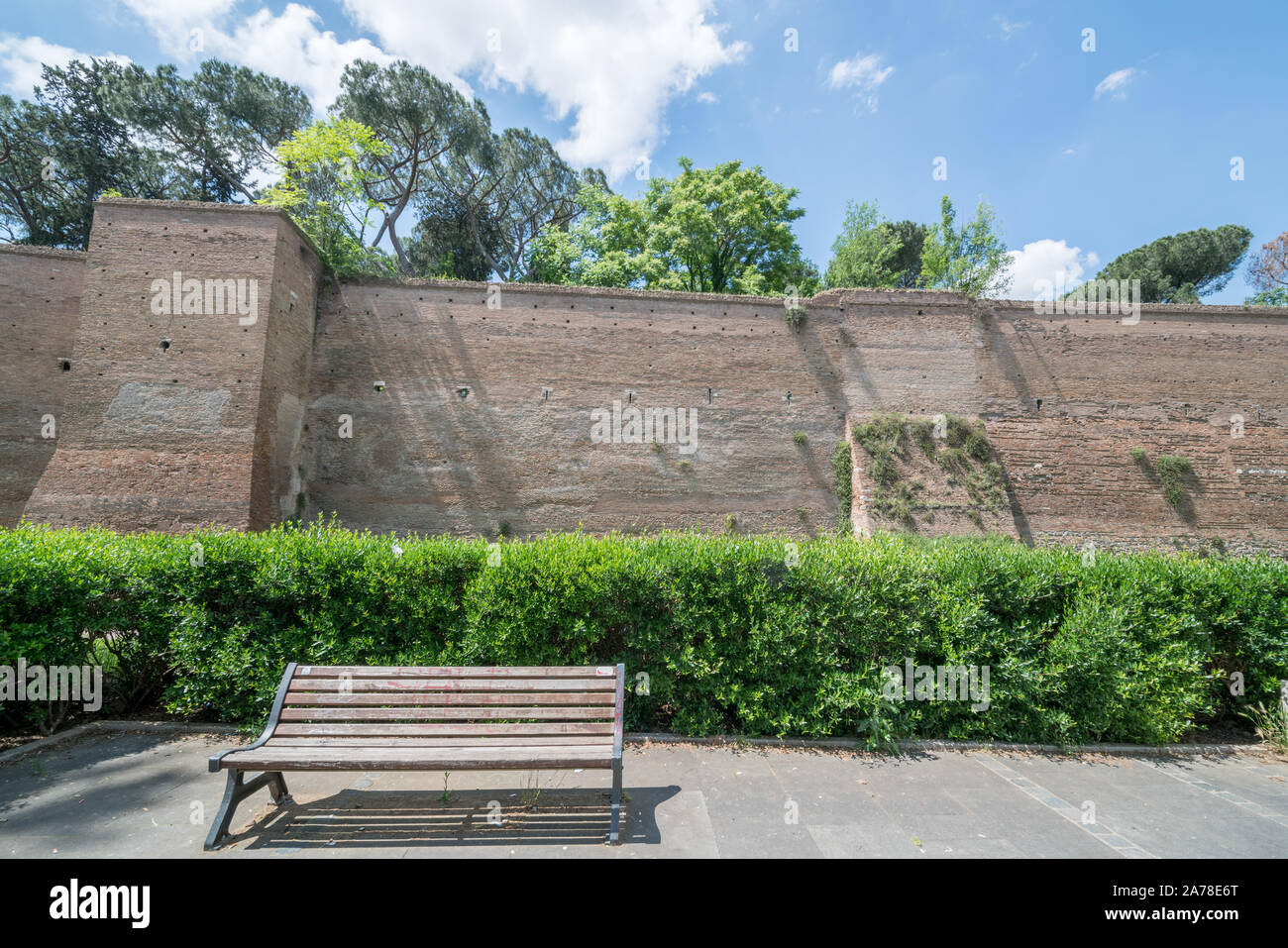 Street View eines langen Stuhl und das antike Rom style Wand an einem sonnigen Tag Stockfoto