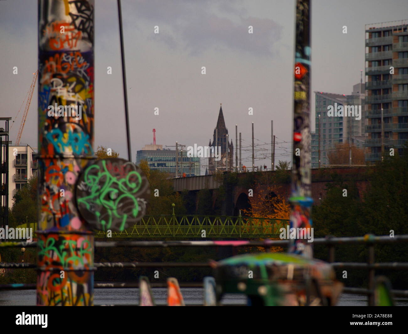 Foto des Stadtbildes, das vom manchester-schiffskanal mit dem rathaus von manchester im Hintergrund gedreht wurde Stockfoto