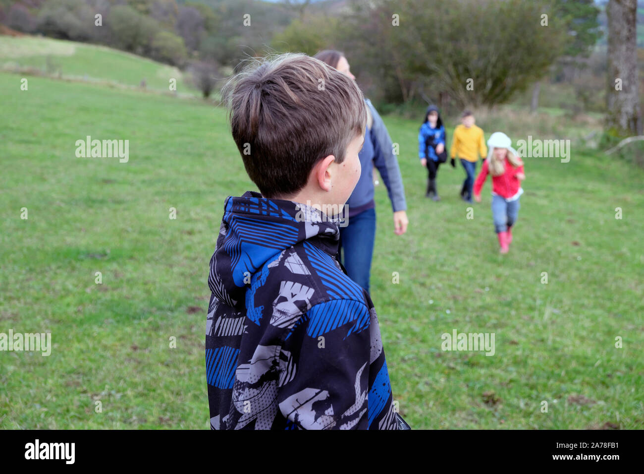 Familie Kinder Wandern in der Natur in den Zeugnisferien Pause im Herbst in Carmarthenshire Wales UK KATHY DEWITT Stockfoto