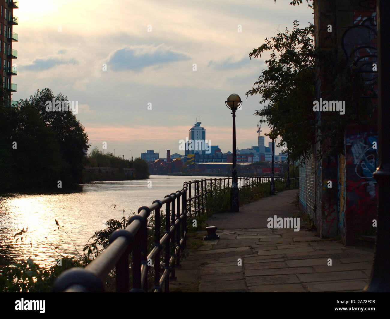Schuß auf den Manchester Ship Canal Richtung Salford Quays suchen genommen Stockfoto