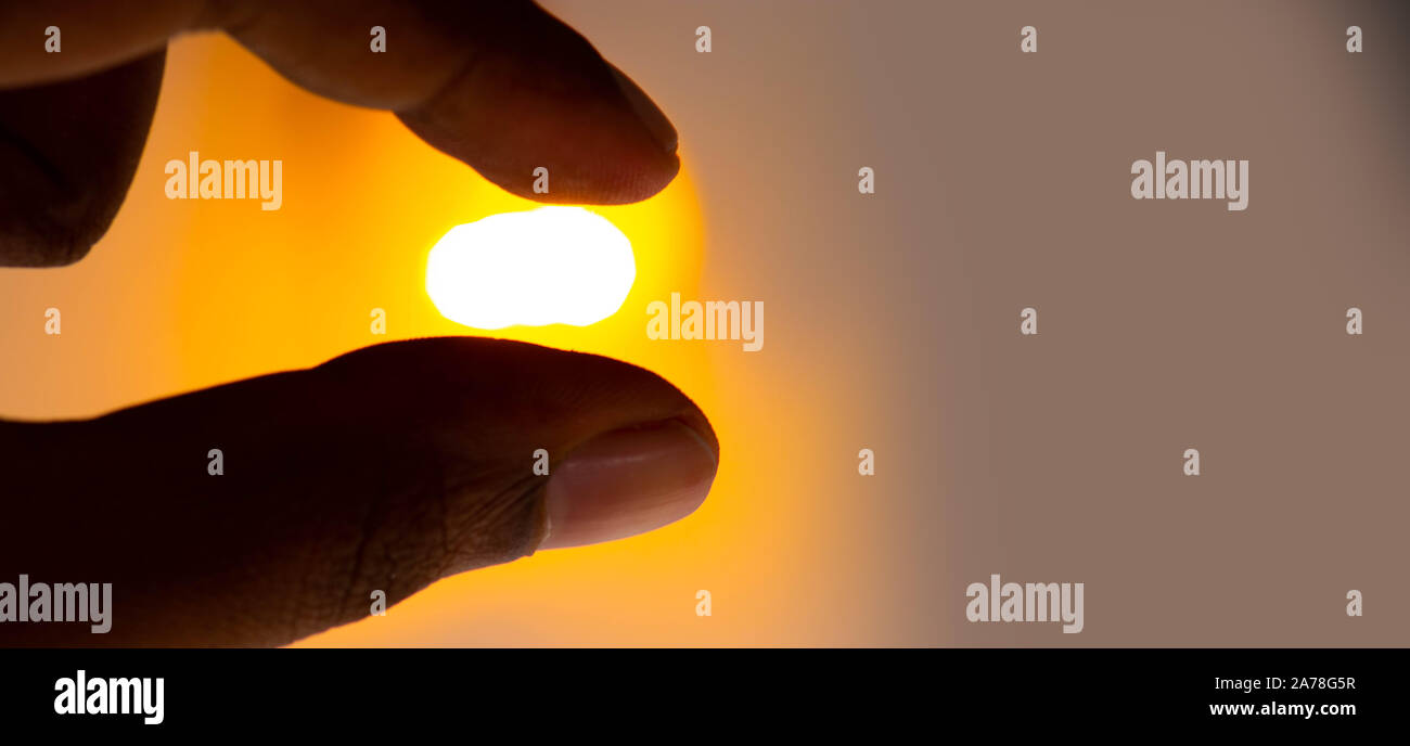 Sonnenaufgang in einer anderen Perspektive - Sunrise durch die Finger Stockfoto