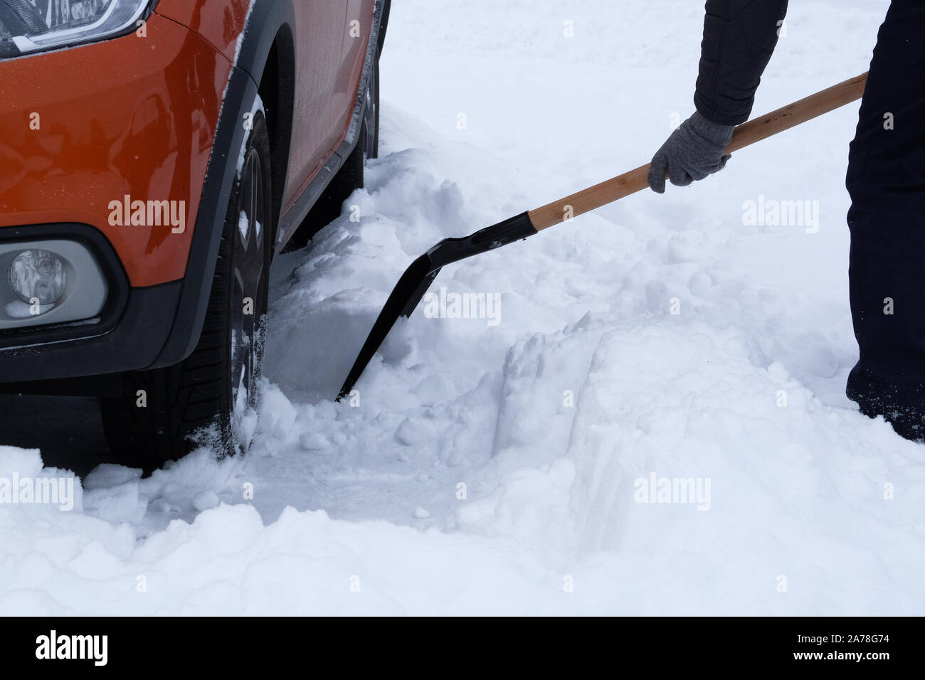 Ein Mann Mit Einem Besen Säubert Auto Vom Schnee Auf Der Straße