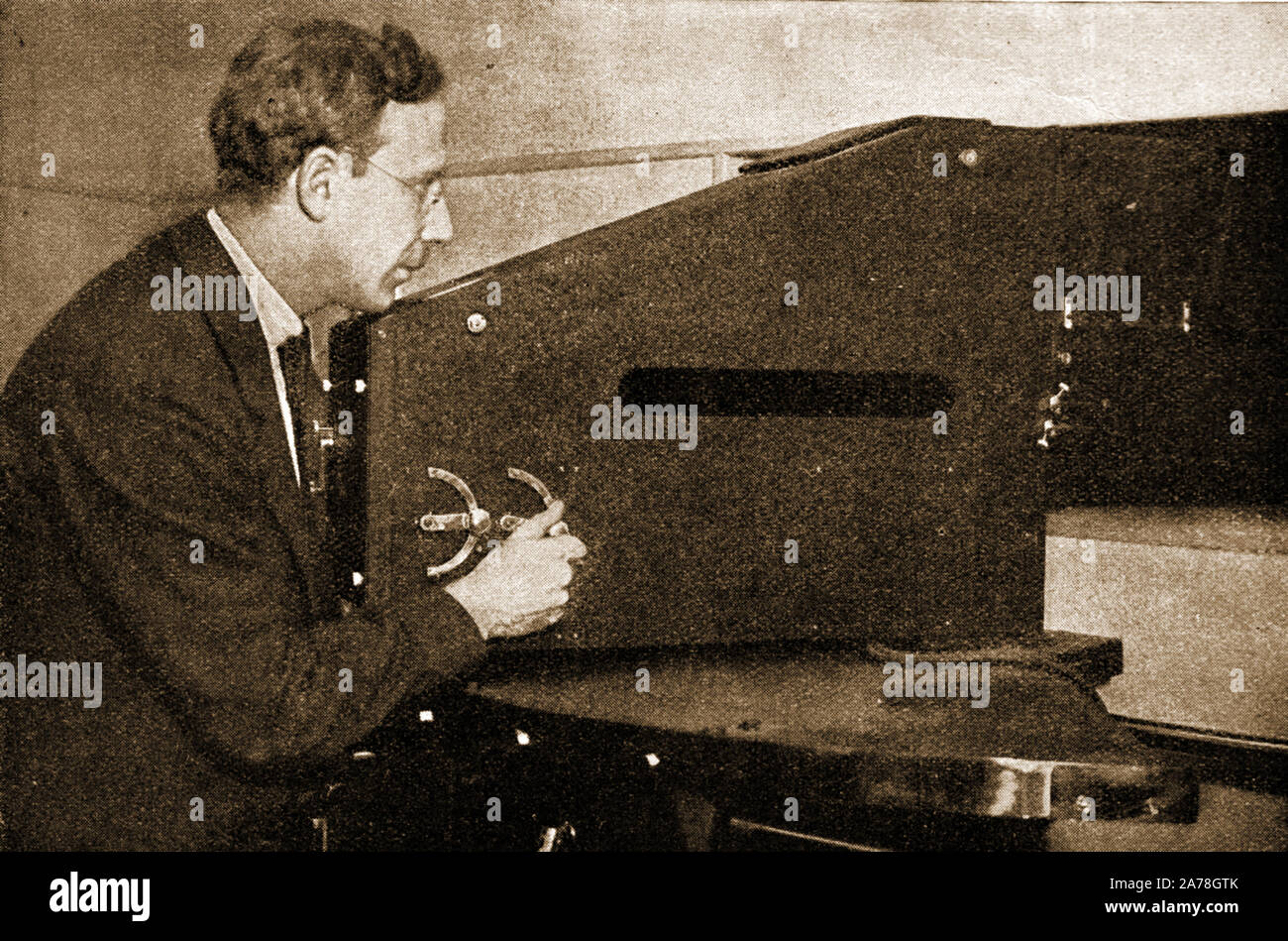 C 1930 - BEGINN DER Britischen Fernsehen - ein Techniker Betrieb eines Baird Spiegel Drum sender Broadcasting House, London Stockfoto