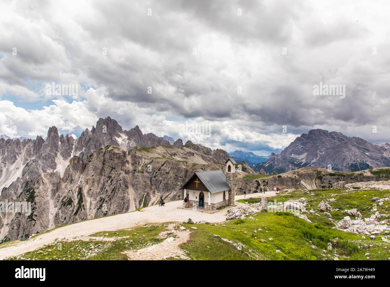 Dolomiten, Italien - Juli, 2019: Berge Trail zu Tre Cime di Lavaredo bei Sonnenaufgang, Dolomiten Stockfoto