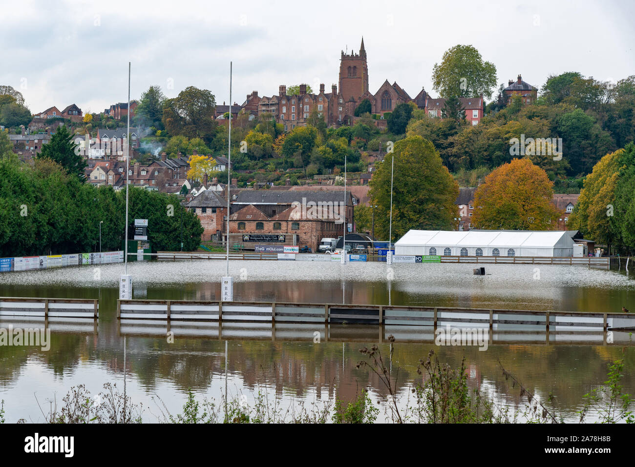 Bridgnorth, Shropshire, Großbritannien. 30 Okt, 2019. Die Überflutung des gesamten Pitch aus dem Fluss Severn bei Bridgnorth Rugby Football Club, Bridgnorth, Shropshire. Quelle: John Eveson/Alamy leben Nachrichten Stockfoto