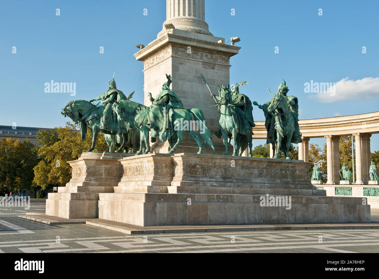 Sieben Häuptlinge der Magyaren Denkmal an der Basis der Erzengel Gabriel Spalte. Heldenplatz (Hősök tere). Budapest Stockfoto