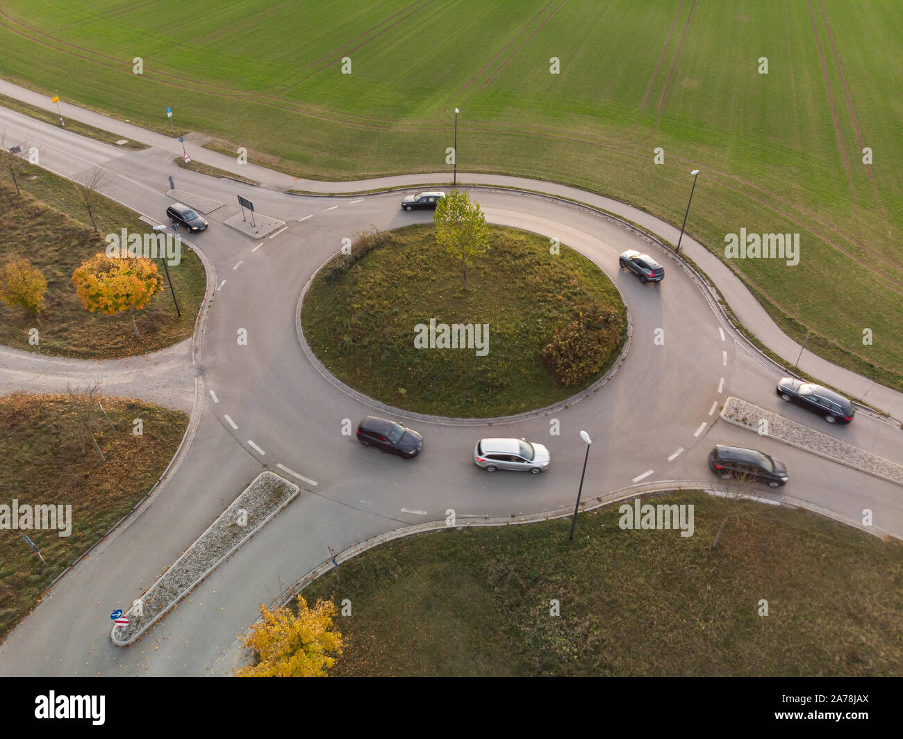 Luftaufnahme der Kreisverkehr mit Autos Stockfoto