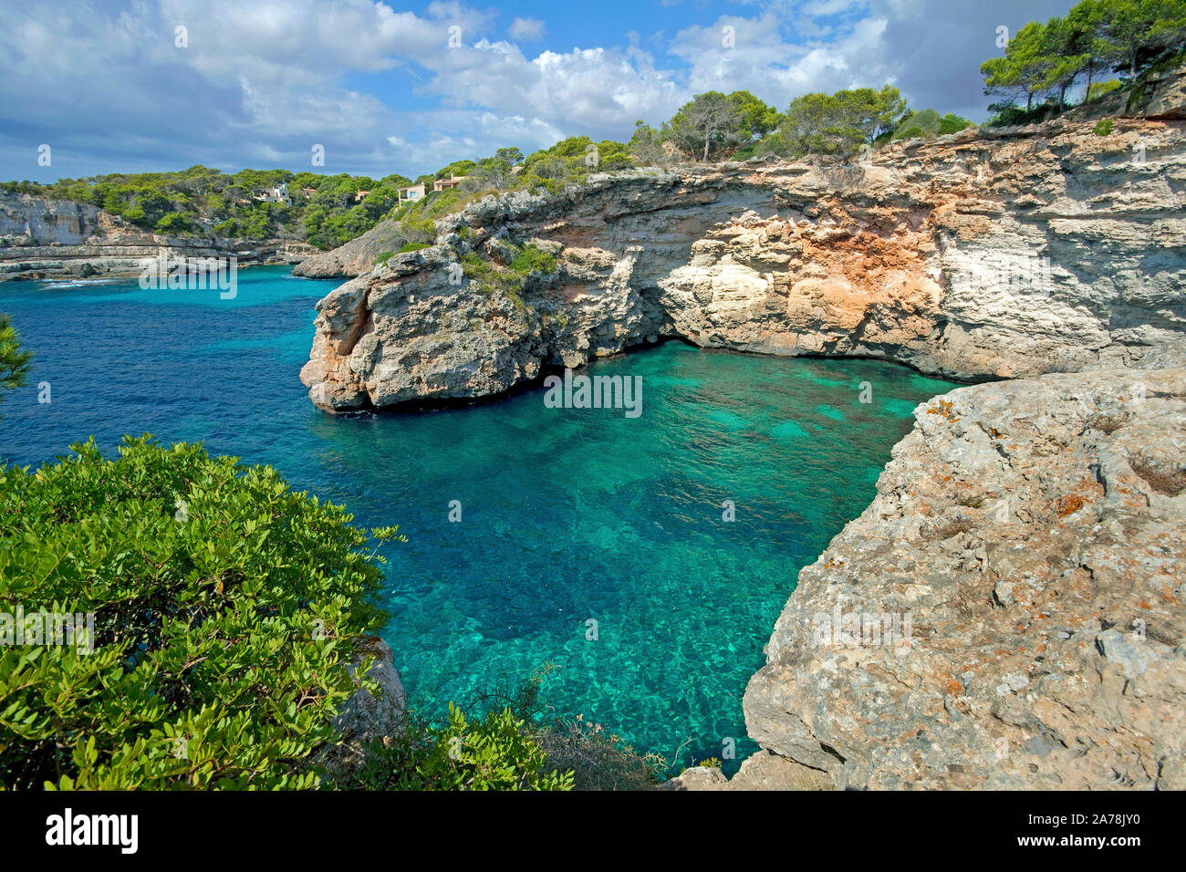 Felsige Küstenlinie von Cala Santanyi, Mallorca, Balearen Inseln, Spanien Stockfoto