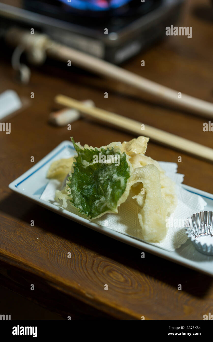 Ein Teller mit Gemüse tempura insbesondere das shiso Blätter in einem tofu Restaurant in Kyoto, Japan. Stockfoto