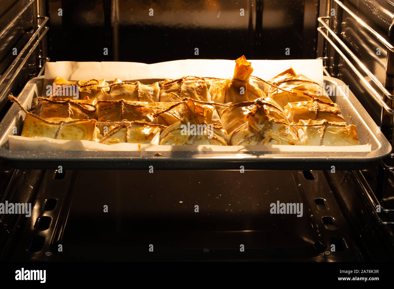 Frische heiße Hühnerschnitzel in fillo Teig in den Ofen Hackfleisch Stockfoto