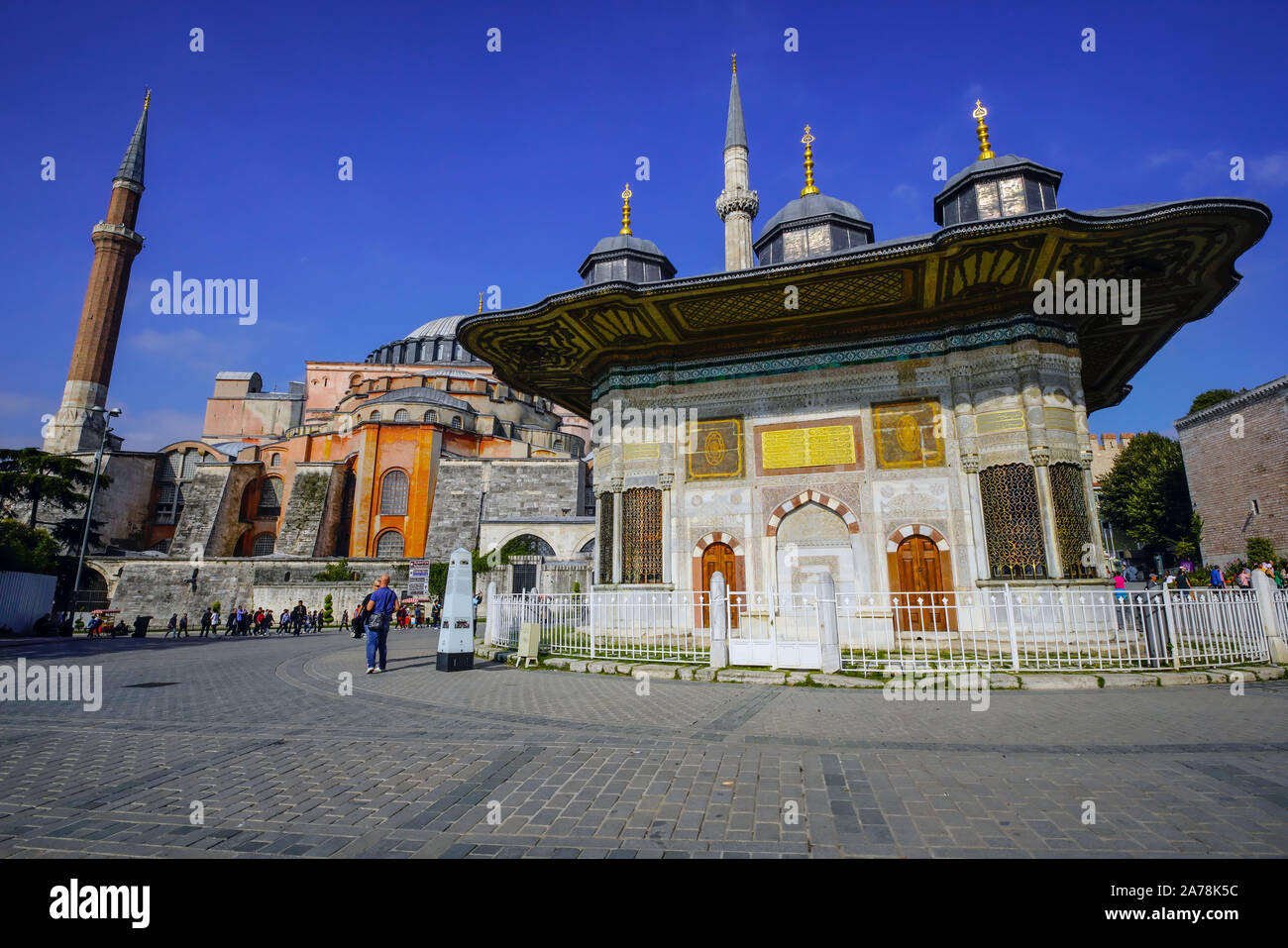 Der Brunnen von Sultan Ahmed III ist in den großen Platz vor der Kaiserlichen Tor der Topkapi Palast und die Hagia Sophia Kirche in Istanbul, T entfernt Stockfoto