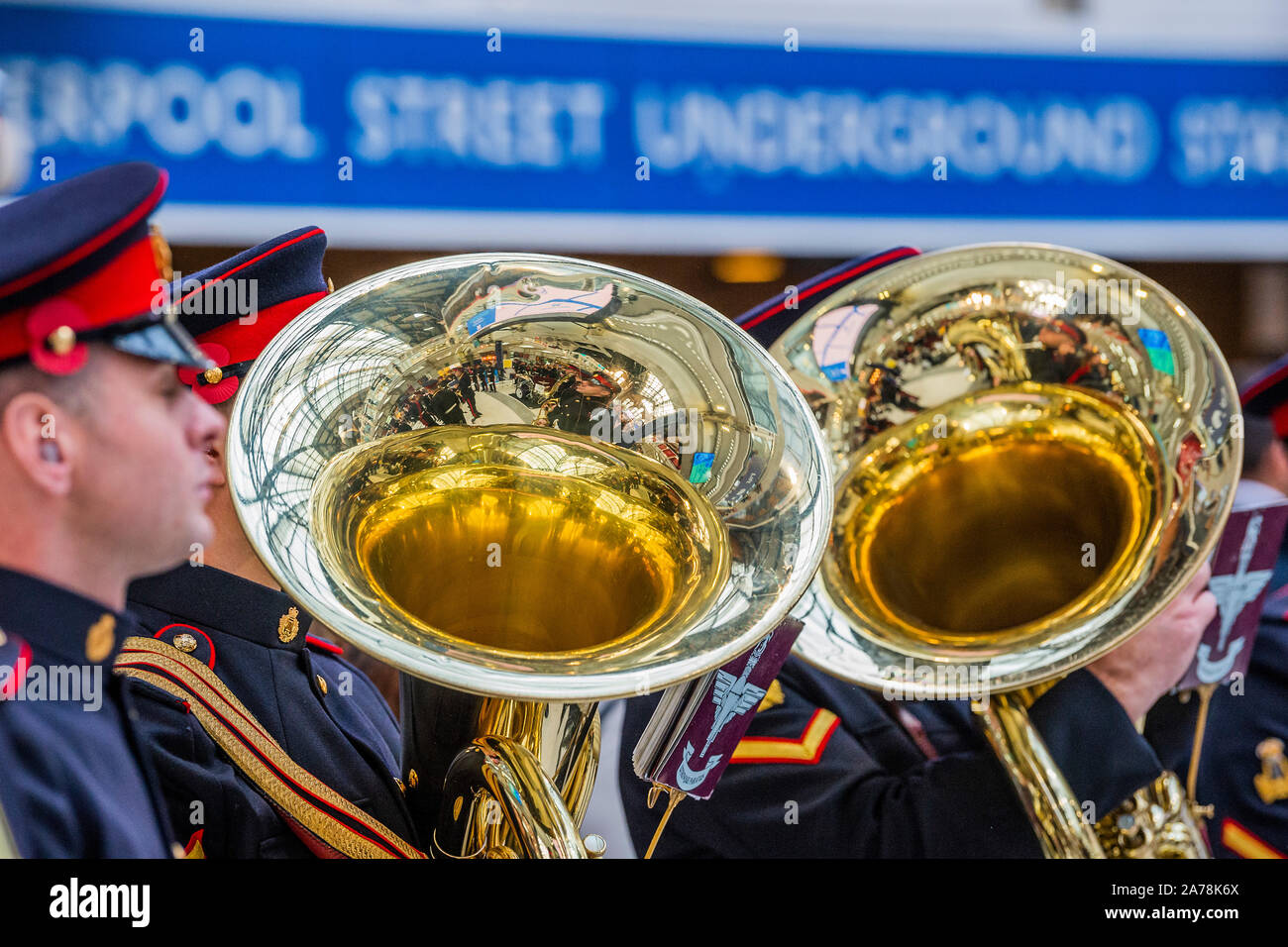 London, Großbritannien. 31 Okt, 2019. Die britische Armee Band spielt zu einem großen Publikum der Pendler - Ross Kemp startet London Poppy Day 2019 am Bahnhof Liverpool Street, zentrale Halle - 2000 Service Personal gemeinsam mit Veteranen, Freiwillige und Prominente in einem Versuch, £ 1 m in einem einzigen Tag für die Royal British Legion während London Poppy Tag anzuheben. Credit: Guy Bell/Alamy leben Nachrichten Stockfoto