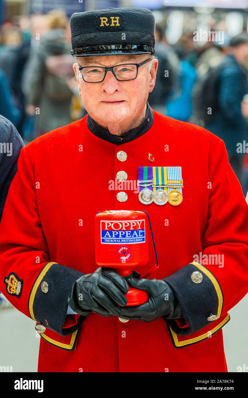 London, Großbritannien. 31 Okt, 2019. Chelsea Rentner Colin Thackery (Gewinner von Britains got Talent 2019) - Ross Kemp startet London Poppy Day 2019 am Bahnhof Liverpool Street, zentrale Halle - 2000 Service Personal gemeinsam mit Veteranen, Freiwillige und Prominente in einem Versuch, £ 1 m in einem einzigen Tag für die Royal British Legion während London Poppy Tag anzuheben. Credit: Guy Bell/Alamy leben Nachrichten Stockfoto