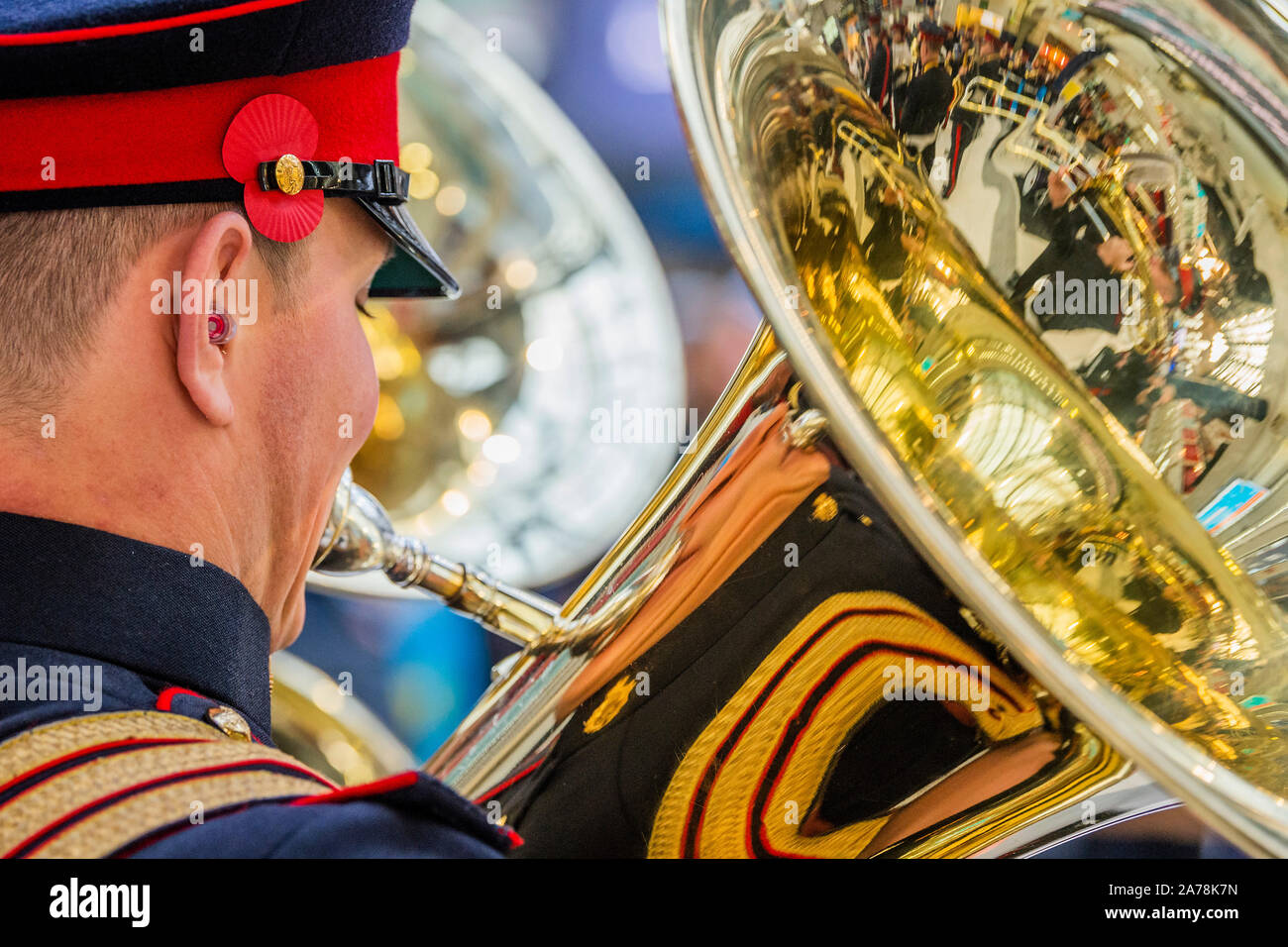 London, Großbritannien. 31 Okt, 2019. Die britische Armee Band spielt zu einem großen Publikum der Pendler - Ross Kemp startet London Poppy Day 2019 am Bahnhof Liverpool Street, zentrale Halle - 2000 Service Personal gemeinsam mit Veteranen, Freiwillige und Prominente in einem Versuch, £ 1 m in einem einzigen Tag für die Royal British Legion während London Poppy Tag anzuheben. Credit: Guy Bell/Alamy leben Nachrichten Stockfoto