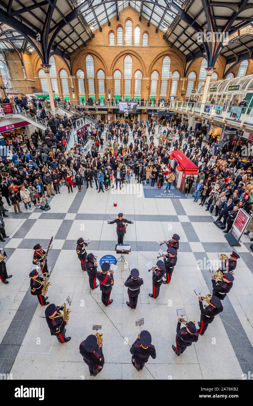 London, Großbritannien. 31 Okt, 2019. Die britische Armee Band spielt zu einem großen Publikum der Pendler - Ross Kemp startet London Poppy Day 2019 am Bahnhof Liverpool Street, zentrale Halle - 2000 Service Personal gemeinsam mit Veteranen, Freiwillige und Prominente in einem Versuch, £ 1 m in einem einzigen Tag für die Royal British Legion während London Poppy Tag anzuheben. Credit: Guy Bell/Alamy leben Nachrichten Stockfoto