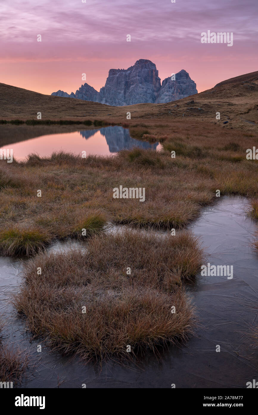 Herrliche Aussicht auf die berühmten Dolomitengipfel, die im Sommer bei Sonnenuntergang in einem wunderschönen goldenen Abendlicht glühen. Trentino Südtirol, Dolomiten, Tirol Stockfoto