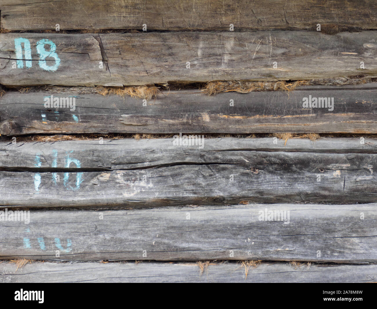 Holz- wand aus alten Protokollen Stockfoto