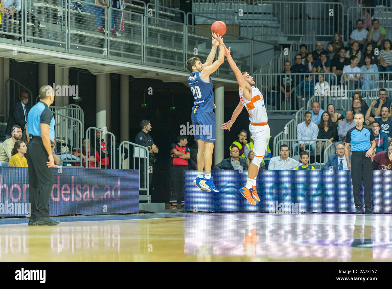 Andorra La Vella, Andorra: 2019 Oktober 06: Spieler, die in der Tätigkeit am Eurocup Übereinstimmung zwischen Mora Banc Andorra BC und Promitheas Patras, Endstand 81 - Stockfoto