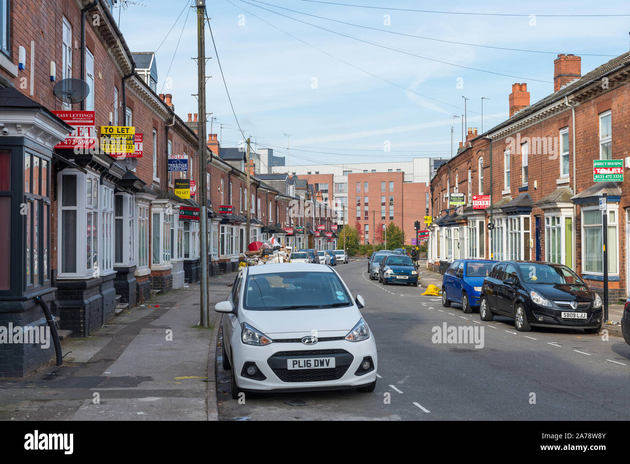 Reihe von terrassenförmig angelegten Häusern in Selly Oak, Birmingham, mit Zeichen, die von Studenten an der Universität von Birmingham vermietet werden mieten Stockfoto