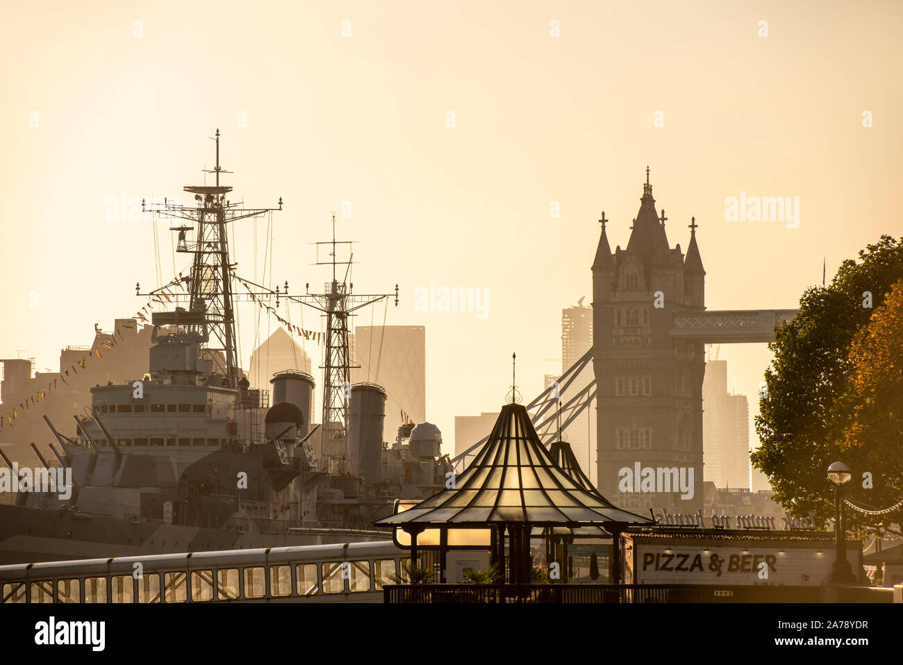 Morgen Silhouetten von der South Bank der Themse in London, England, Großbritannien Stockfoto