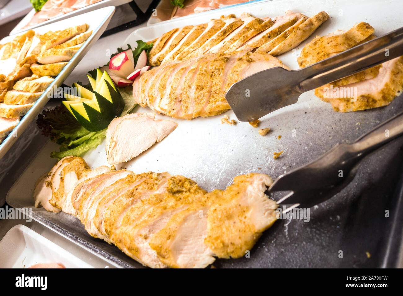 Kalt salat Fleisch für das Mittagessen an Bord der Queen Mary 2 Stockfoto