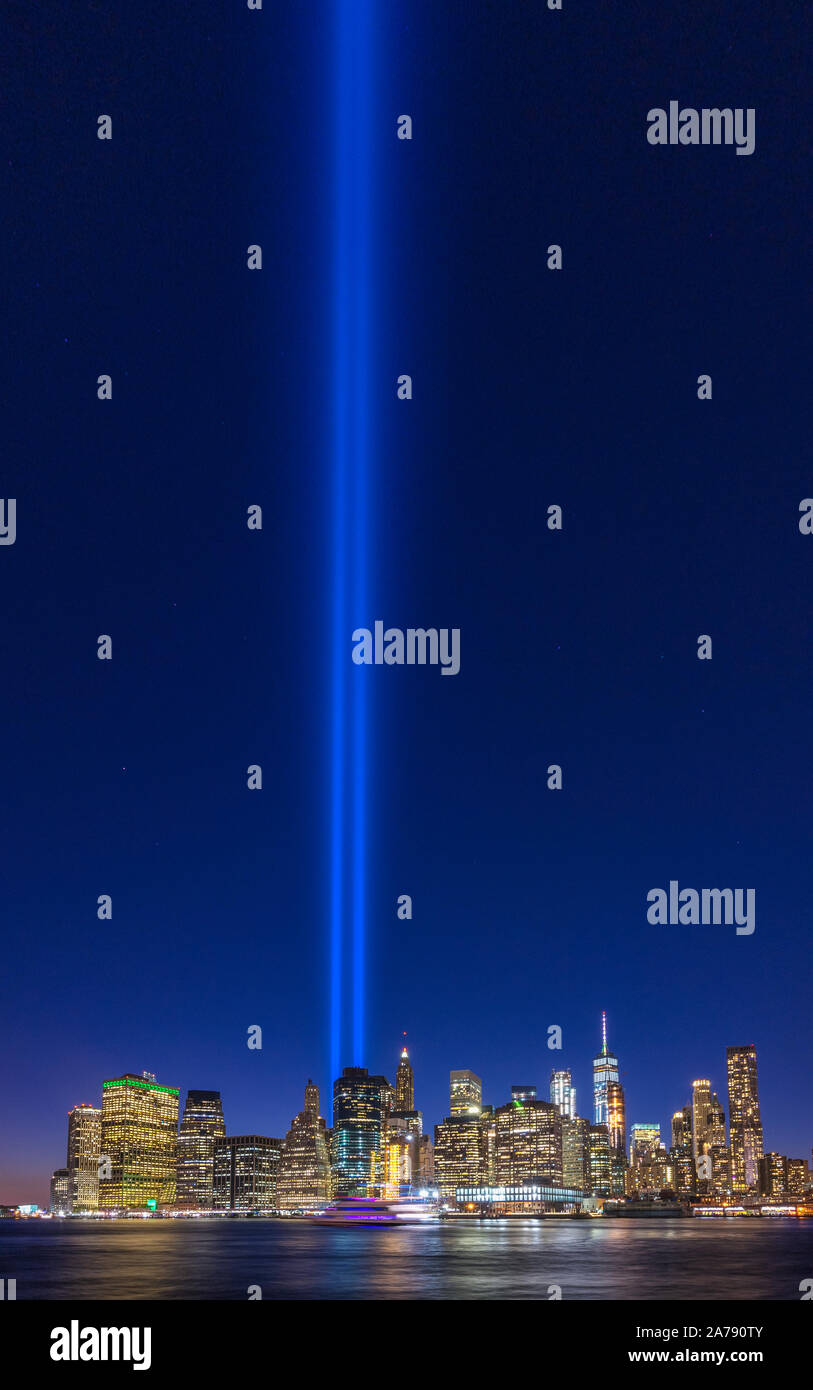 Klare Sicht aus Brooklyn von 911 Memorial tribute Licht in Manhattan, New York City Stockfoto