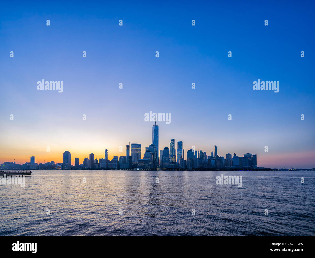 Skyline von Manhattan in der Morgendämmerung, Blick von New Jersey Stockfoto