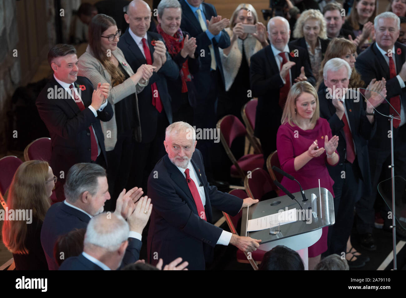 Der Führer der Jeremy Corbyn, von Mitgliedern der Schatten Kabinett umgeben, tritt weg von allgemeinen Wahlkampagne der Labour Party an der Battersea Arts Centre, London. Stockfoto