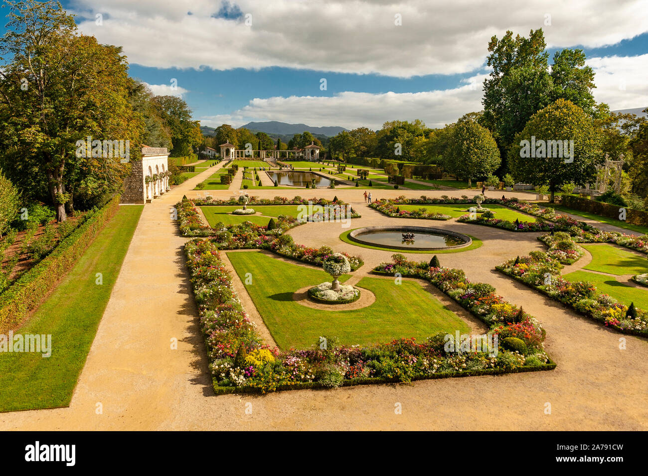 Die prunkvollen Französischen Gärten der Villa Arnaga, der Heimat der Dichter Edmond Rostang, Cambo-les-Bains, Frankreich Stockfoto