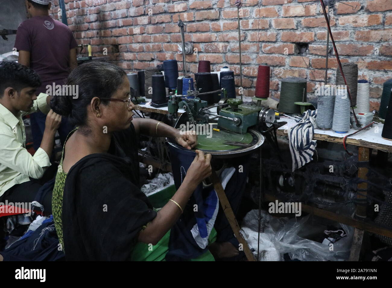 Dhaka Bangladesch 2019 Bekleidungsarbeiter verbringen Zeit damit, Winterkleidung herzustellen. Foto: Nazmul Islam/alamy Live News Stockfoto