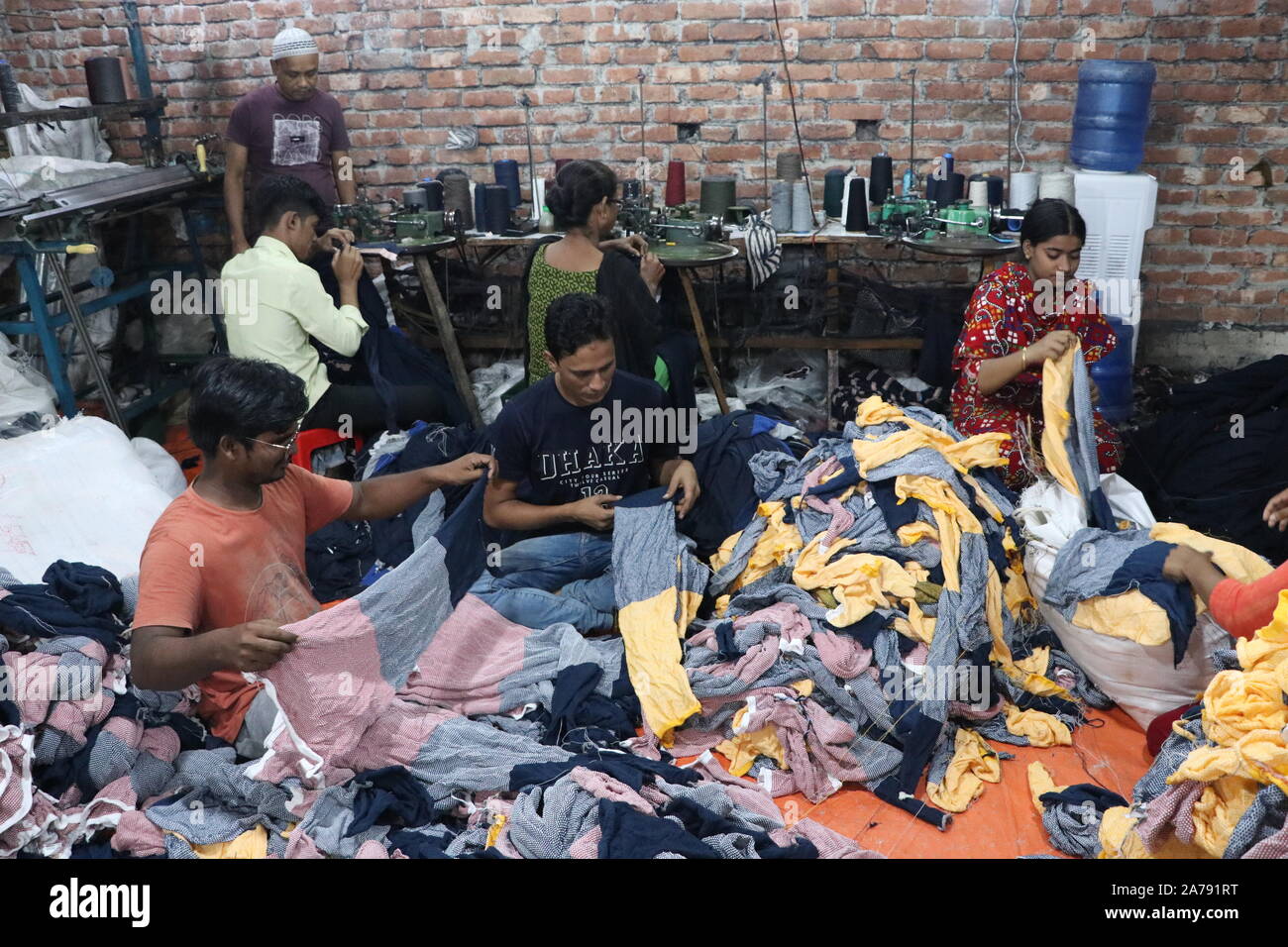 Dhaka Bangladesch 2019 Bekleidungsarbeiter verbringen Zeit damit, Winterkleidung herzustellen. Foto: Nazmul Islam/alamy Live News Stockfoto