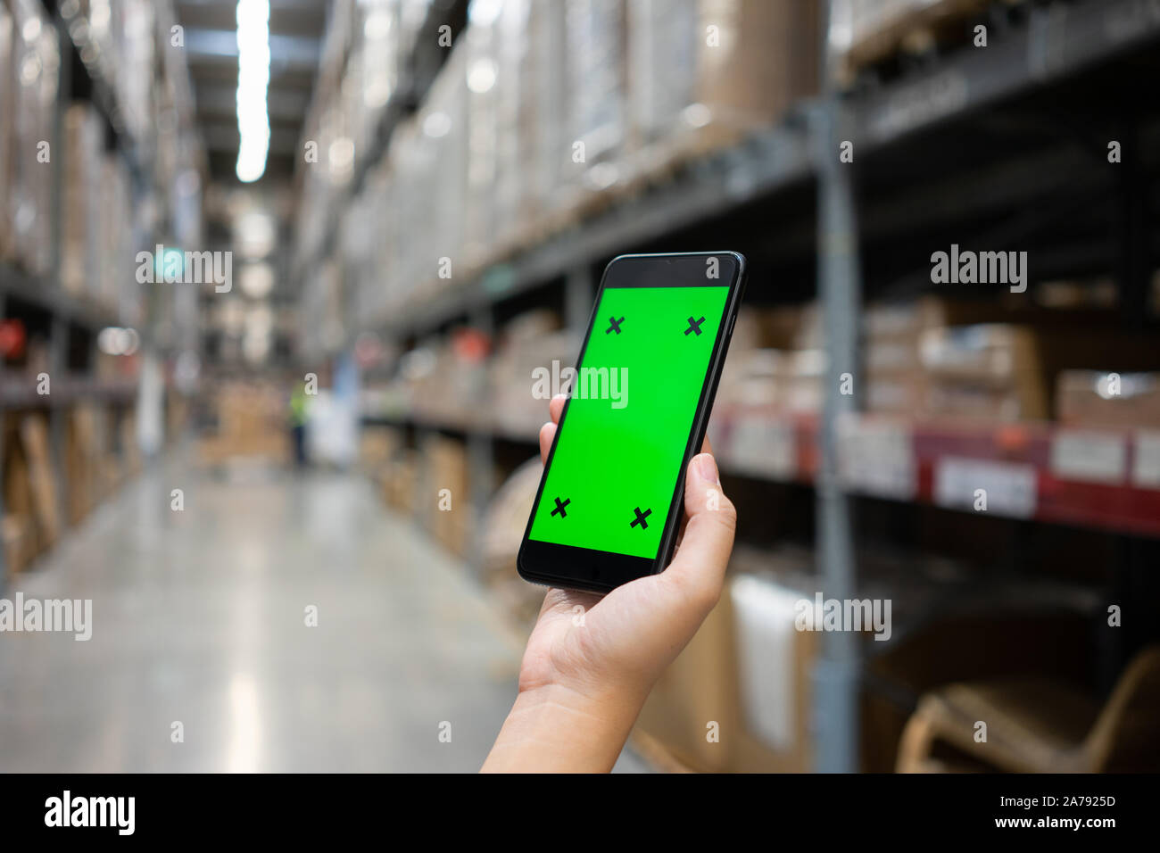 Mockup Bild der Frau Hand mobile Smartphones isoliert weißer Bildschirm für mockup Design und andere App Anzeige Hintergrund. Grafik Design montag Stockfoto