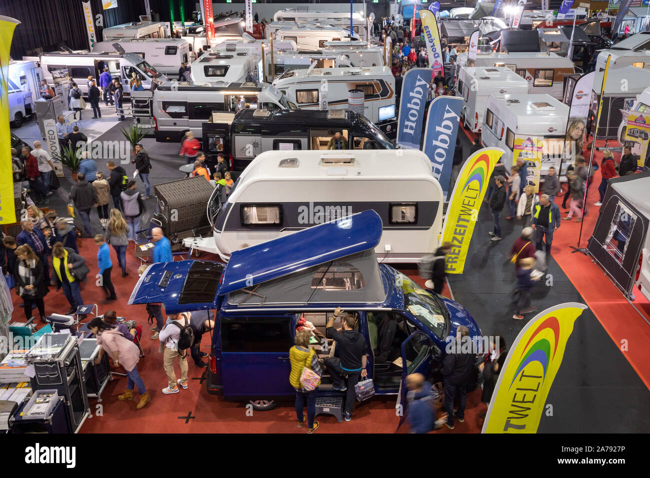 Erfurt, Deutschland. 31 Okt, 2019. Besucher laufen während der Messe "Reisen & Caravan" in den Messehallen. Rund 270 Aussteller aus aller Welt präsentieren Reiseziele aus über 50 Ländern, Ideen für Sommer- und Winterurlaub und die neuesten Wohnmobile. Quelle: Michael Reichel/dpa/Alamy leben Nachrichten Stockfoto