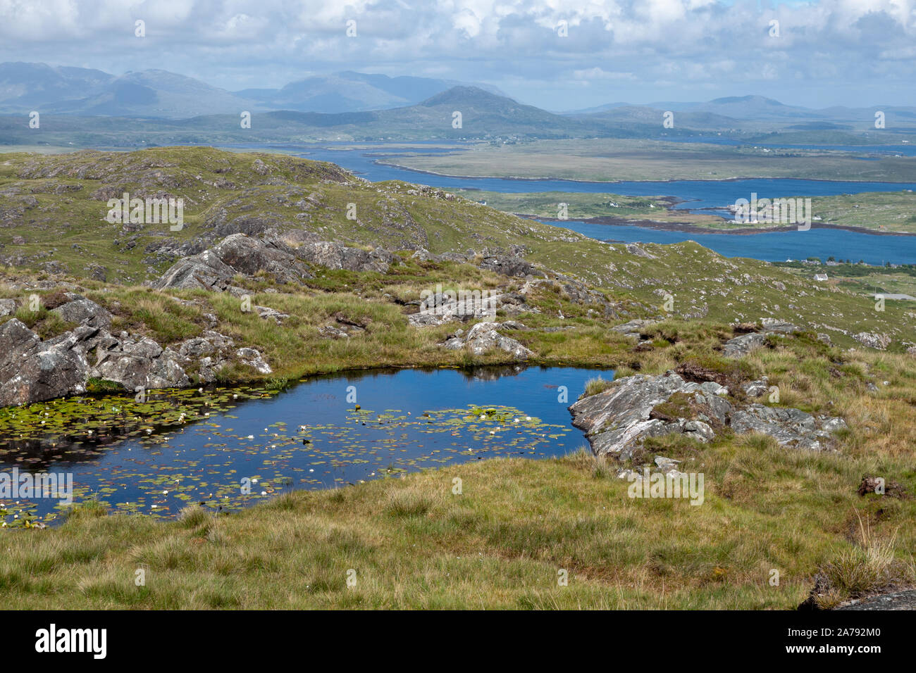Kleinen Bergsee mit Seerosen in Connemara, County Galway, Irland Stockfoto