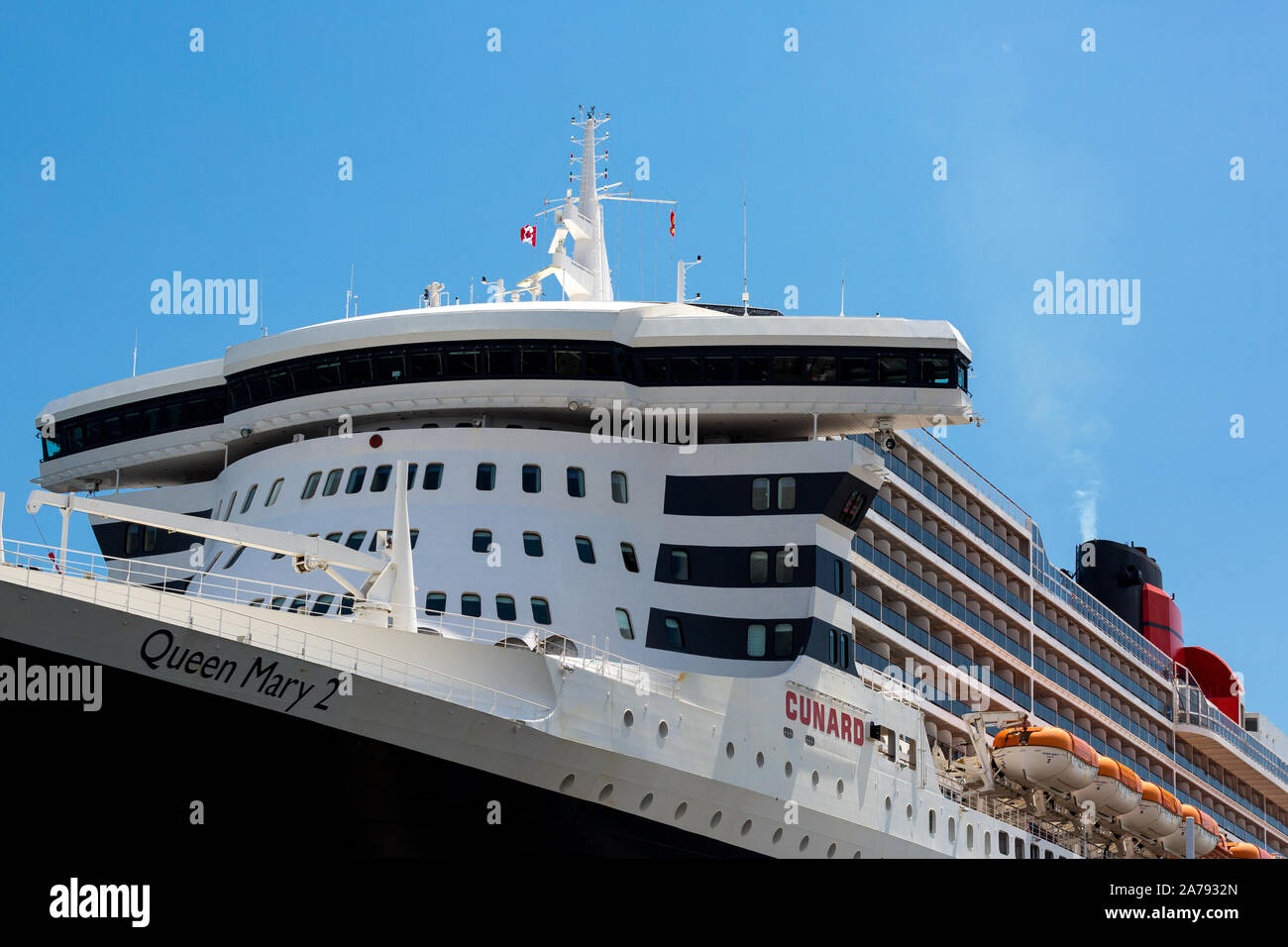 RMS Queen Mary 2. Schiffsbrücke und Überbau. (Neben Terminal in Halifax, Kanada) Stockfoto