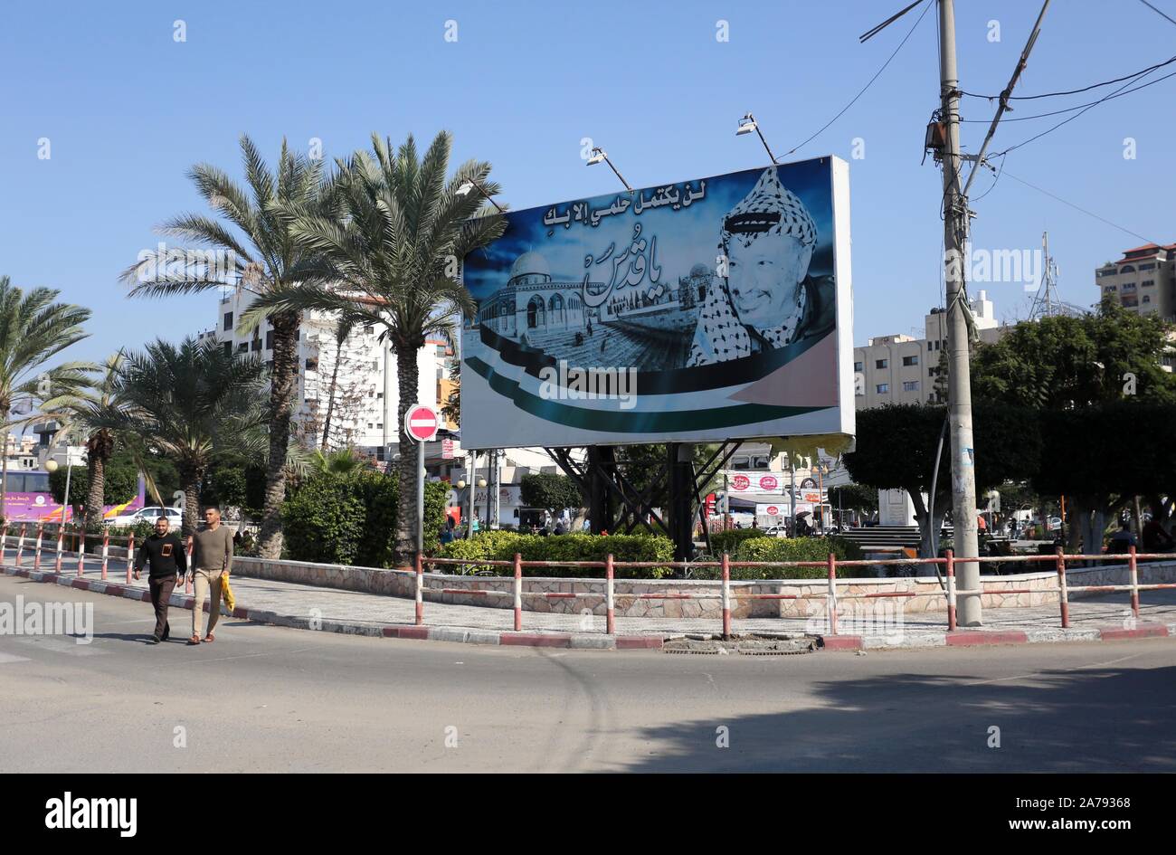 Gaza, Gazastreifen, palästinensischen Gebiet. 31 Okt, 2019. Palästinenser vorbei ein Poster von dem verstorbenen Palästinenserführer Jassir Arafat auf der 102. Jahrestag der britischen Balfour-erklärung in Gaza-stadt am 31. Oktober 2019. Die 1917 Balfour Deklaration ist eine formale Darstellung der Politik der britischen Regierung über die Errichtung eines jüdischen Heimat in Palästina Credit: Ashraf Amra/APA-Images/ZUMA Draht/Alamy leben Nachrichten Stockfoto
