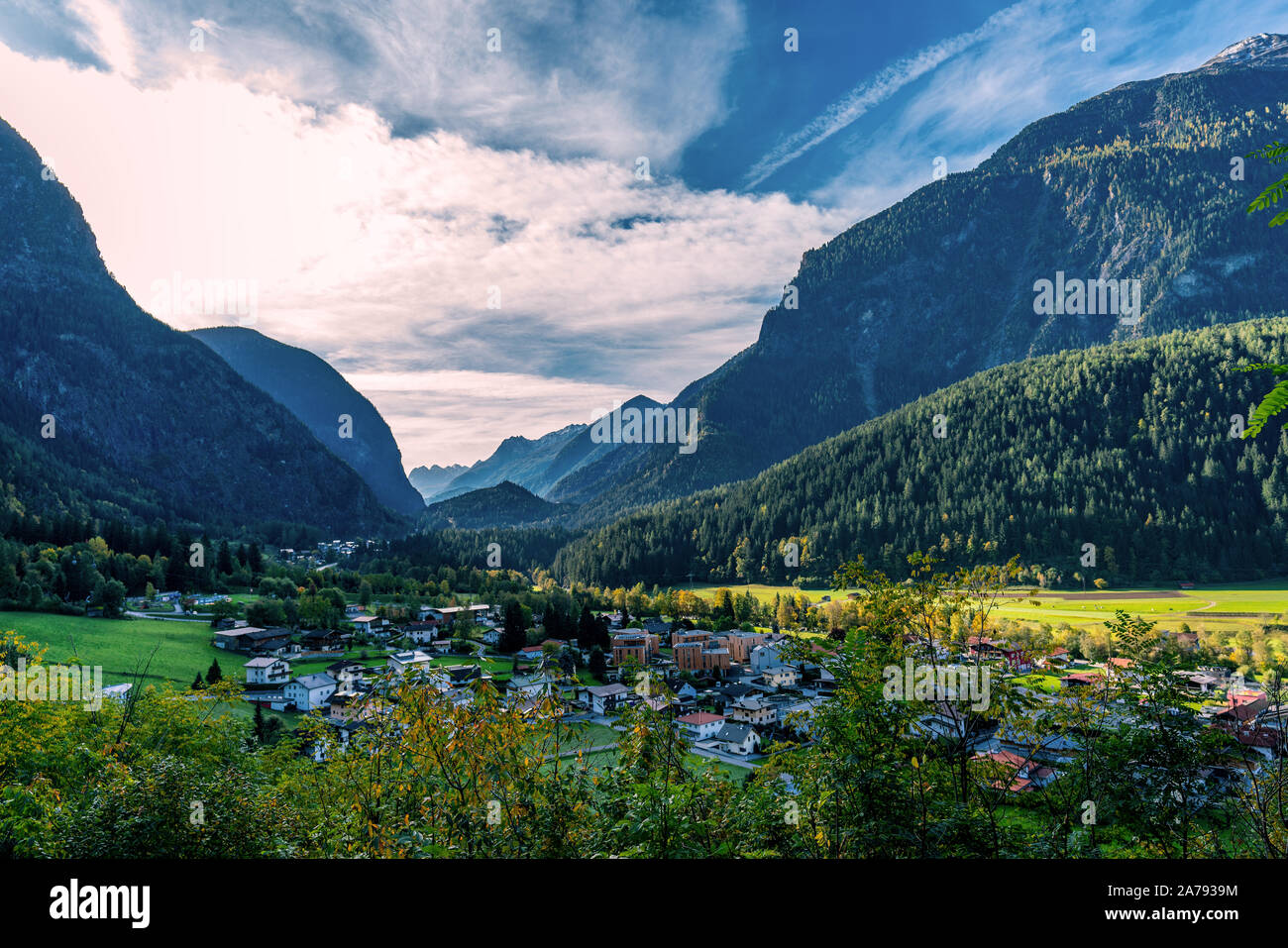Panoramablick von Oetz Dorf in den österreichischen Alpen Region Ötztal gelegen Stockfoto