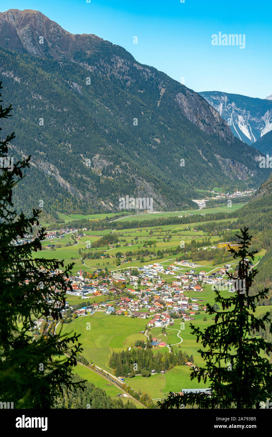 Panoramablick von Umhausen Dorf in den österreichischen Alpen Region Ötztal gelegen Stockfoto