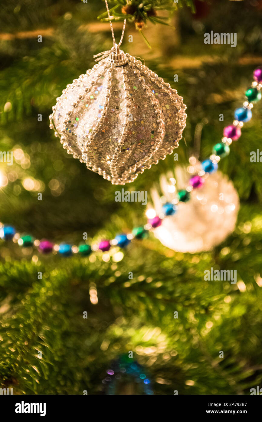 Nahaufnahme der Weihnachtsbaum Dekorationen am Baum glänzendes Licht Stockfoto