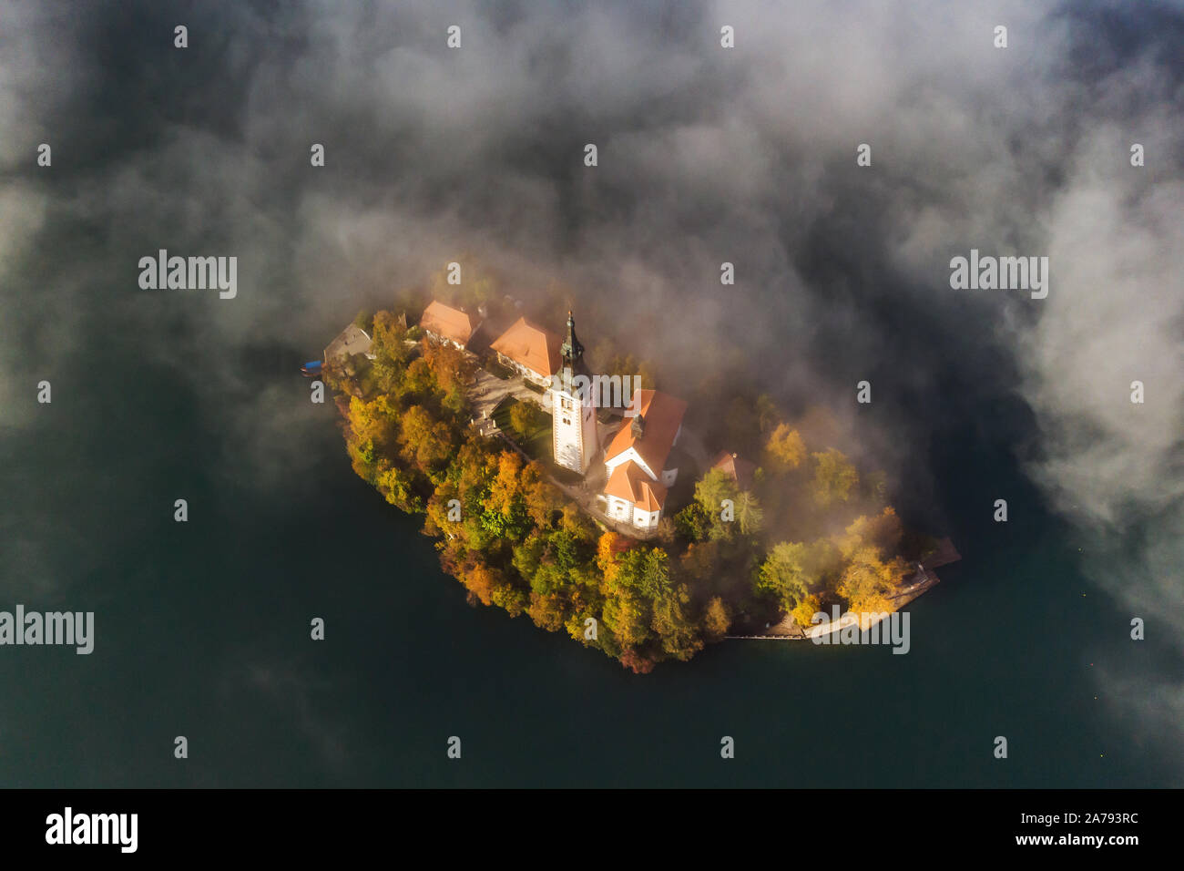 Herbst Luftaufnahme des Sees Bled, Slowenien Stockfoto
