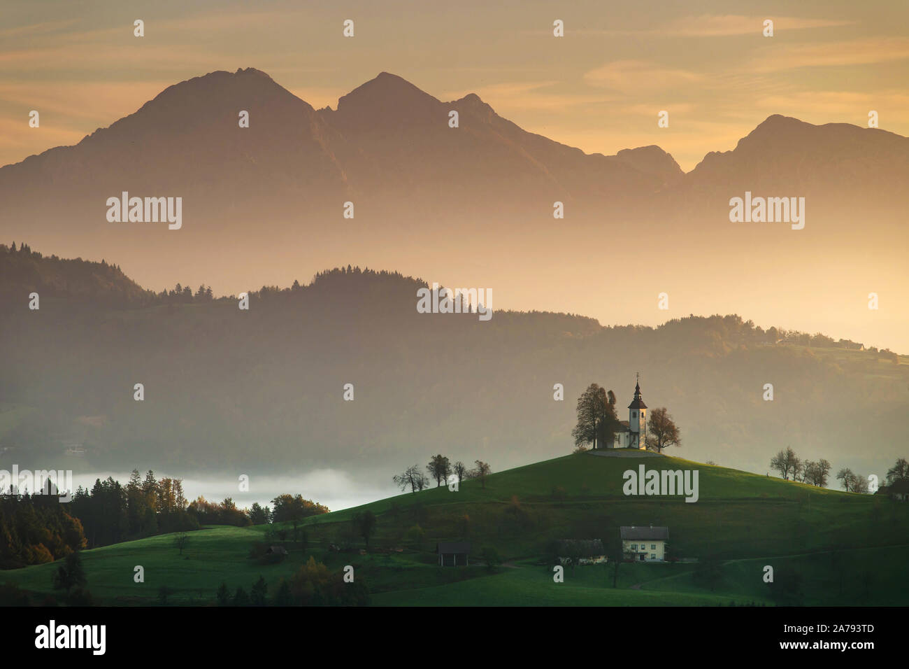 Herbst Landschaft einer schönen Kirche auf einem Hügel, in Slowenien Stockfoto