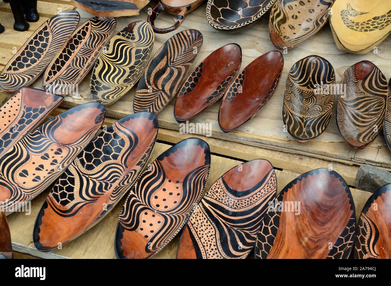 Hölzerne Schüsseln mit traditionellen Botswanischen ppatterns Botswana Afrika gemalt Stockfoto