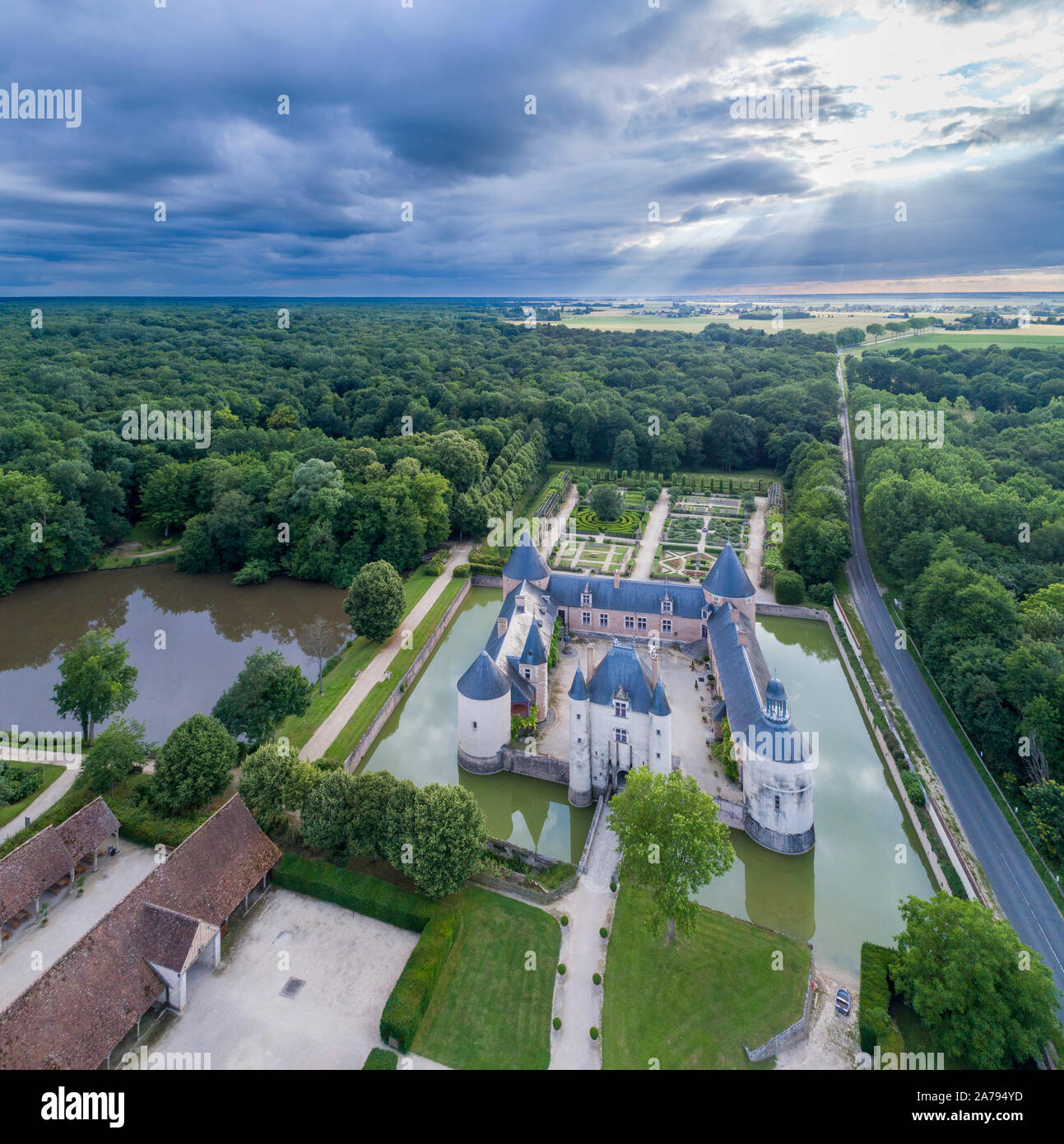 Frankreich, Loiret, Chilleurs Aux Bois, Chateau de Chamerolles Park und Gärten (Luftbild