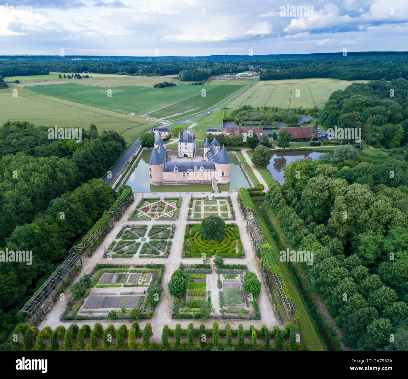 Frankreich, Loiret, Chilleurs Aux Bois, Chateau de Chamerolles Park und Gärten, die Jardin Renaissance (Luftbild) // Frankreich, Loir-et-Cher (45), Chilleurs-au Stockfoto