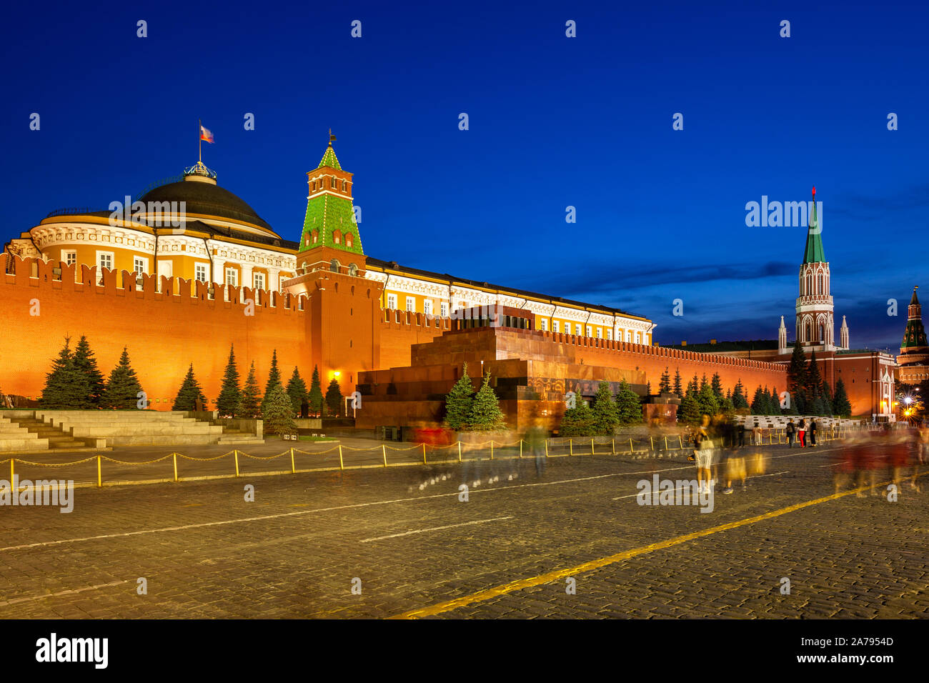 Der Blick auf die beleuchteten Lenins Mausoleum und Kreml Senat in der Dämmerung, Roter Platz, Moskau Stockfoto