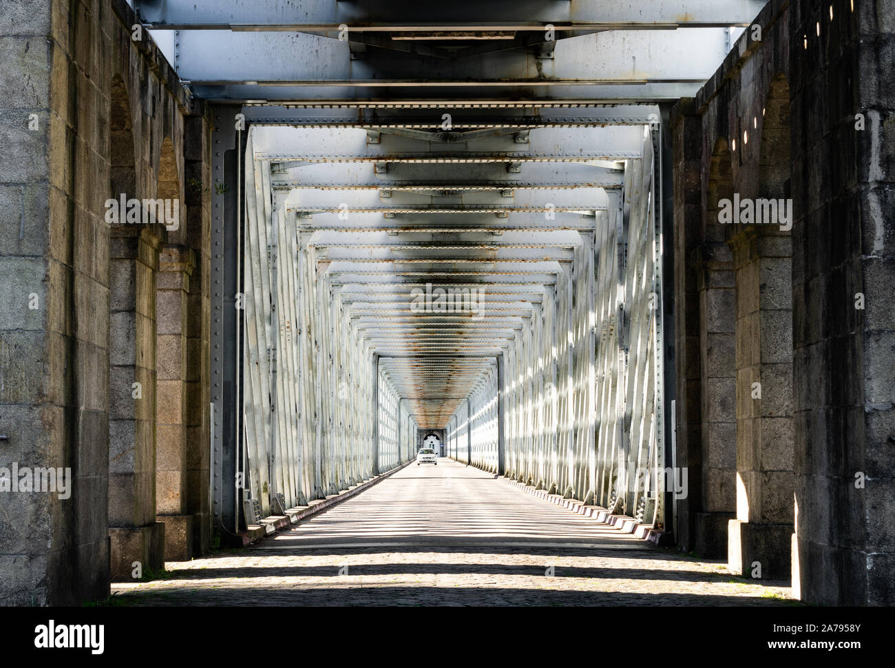 Brücke. Auto Kreuzung internationale Brücke, von Tuy zu Valenca über Mino River, in Spanien und Portugal eine natürliche Grenze. Stockfoto