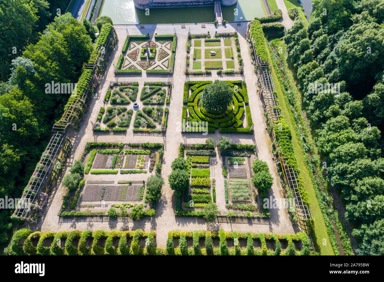 Frankreich, Loiret, Chilleurs Aux Bois, Chateau de Chamerolles Park und Gärten, die Jardin Renaissance (Luftbild) Stockfoto